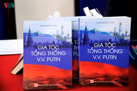 Publication d’un livre sur la famille de Vladimir Poutine en vietnamien