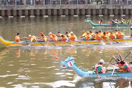 Une course de pirogues pour honorer le Nouvel An