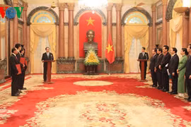 Le président Tran Dai Quang nomme trois nouveaux ambassadeurs