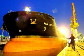 Un grand navire a jeté l’ancre au port de Hai Phong