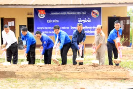 De jeunes volontaires hanoïens à Vientiane