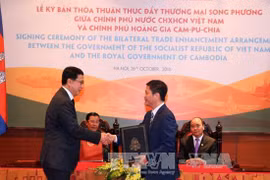 Vietnam et Cambodge signent un accord de promotion du commerce bilatéral