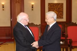 Des dirigeants vietnamiens reçoivent le président irlandais