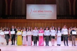 Plus de 500 millions de dôngs de bourses Toyota pour des talents de la musique