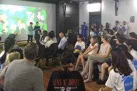 Les «tò he» séduisent les amis étrangers