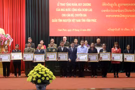 Le Laos honore des volontaires et experts de Vinh Phuc
