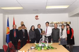 Le président du FPV de Hanoi en visite en Nouvelle-Zélande