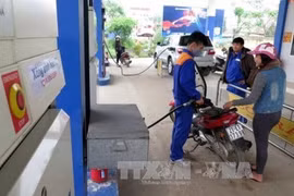 Le litre d'essence augmente de plus de 700 dôngs