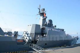 La frégate lance-missiles 011 Đinh Tiên Hoàng accoste au port militaire de Changi