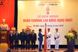 Remise de l’Ordre du Travail de première classe au Musée national d’Histoire du Vietnam