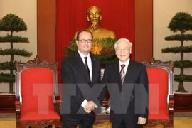 Le secrétaire général Nguyen Phu Trong reçoit le président français François Hollande