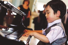 Un petit prodige du piano s'est produit au Vietnam
