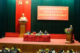 Le PM Nguyen Xuan Phuc rencontre des électeurs de Hai Phong 