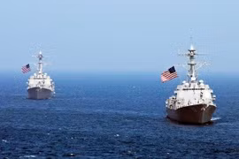 Un destroyer américain approche le récif de Fiery Cross