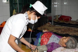 Des médecins vietnamiens offrent des médicaments aux anciens combattants laotiens