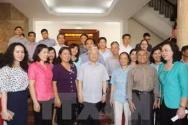 Le secrétaire général du PCV rencontre des électeurs de Hanoi
