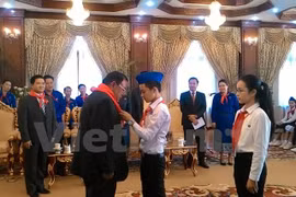 Les jeunes Vietnamiens et Laotiens cultivent les relations traditionnelles bilatérales