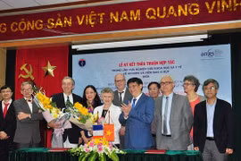Vietnam – France : signature d’un protocole d'accord dans la recherche scientifique sur le VIH