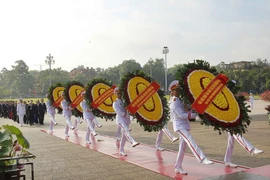 Des dirigeants rendent hommage au Président Ho Chi Minh