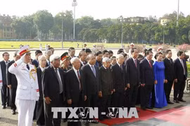 Des dirigeants rendent hommage au Président Ho Chi Minh