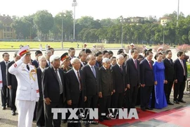 Des dirigeants rendent hommage au Président Ho Chi Minh