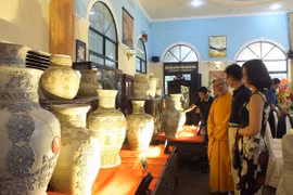 Record du Vietnam à un ensemble de vases en céramique
