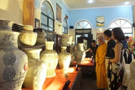 Record du Vietnam à un ensemble de vases en céramique