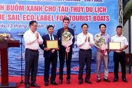 Deux paquebots de croisière à Ha Long reçoivent le label écologique "Voile verte"