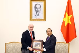 Le Premier ministre Nguyen Xuan Phuc reçoit le président de la FIFA