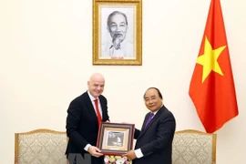 Le Premier ministre Nguyen Xuan Phuc reçoit le président de la FIFA