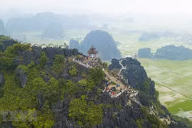 Un panorama de l’ancienne capitale Hoa Lu vu du toit de la grotte Mua