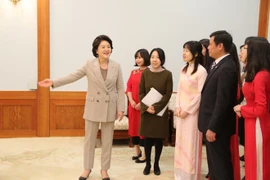 L’épouse du président sud-coréen rencontre des étudiants vietnamiens