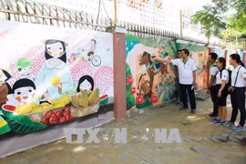 Da Nang : Inauguration du projet de fresques murales intitulé “Illuminez votre vie”