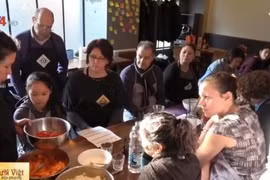 A Paris, un restaurant donne des cours de cuisine vietnamienne