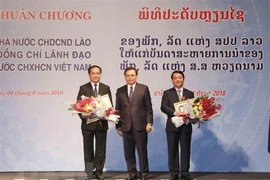 Le Laos décore des responsables vietnamiens