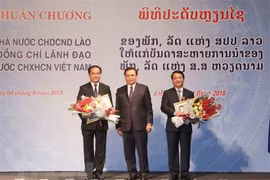 Le Laos décore des responsables vietnamiens