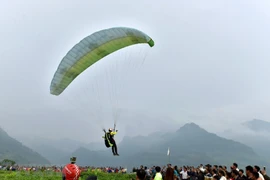 Le premier vol en parapente organisé à Tuyen Quang