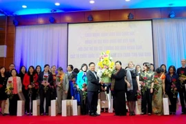 Des ambassadrices et députées en tournée de travail à Hoa Binh