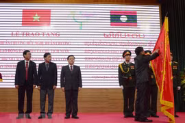 Le Laos remet des distinctions honorifiques à Dien Bien