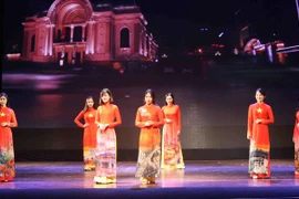 Défilé de costumes traditionnels des pays membres de l’ASEAN