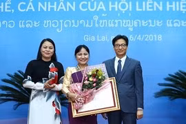 Des distinctions honorifiques remises à des femmes vietnamiennes et laotiennes
