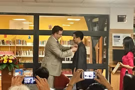L'insigne de Chevalier de l'Ordre des Arts et des Lettres au traducteur Nguyen Nhat Anh