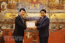 L'ambassadeur adjoint du Japon au Vietnam reçoit le titre "Pour l’édification de la capitale" 