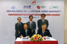 L'Université́ Vietnam-Japon et ANA Holdings signent un accord de coopération intégrale