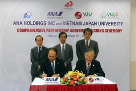 L'Université́ Vietnam-Japon et ANA Holdings signent un accord de coopération intégrale
