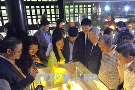 Une exposition d’anciens objets en porcelaine à Thua Thien-Hue