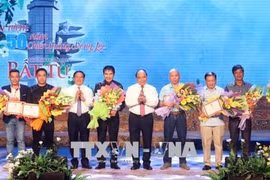 Remise des prix du concours de chanson en l'honneur de la victoire de Dông Lôc