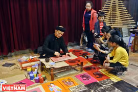 Des peintures folkloriques vietnamiennes à une exposition à Hanoi