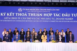 Can Tho signent des accords de coopération avec Vietnam Airlines et VietJet Air