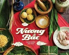 Une jeune fille donne un nouveau look au “banh chung” traditionnel